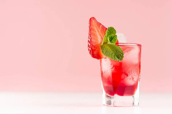 Sommerfrischer Roter Cocktail Schnapsglas Mit Eiswürfeln Erdbeerscheibe Grüner Minze Auf — Stockfoto