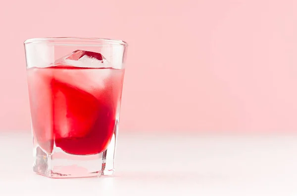 Eleganter Süßer Roter Erdbeer Alkoholischer Cocktail Mit Eiswürfeln Schnapsglas Sanftem — Stockfoto