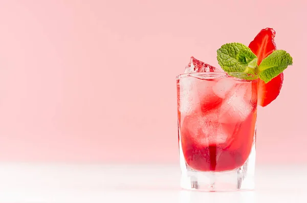 Fresco Cocktail Estivo Alla Fragola Fatto Casa Bicchierino Con Cubetti — Foto Stock