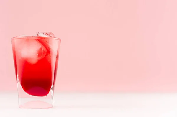 新鲜夏季草莓自制柠檬水在射玻璃与冰块在优雅的柔和粉红色厨房内部 复制空间 — 图库照片