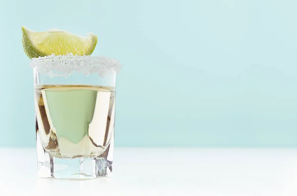 Fresco Exquisito Trago Tequila Oro Con Borde Sal Jugosa Pieza — Foto de Stock