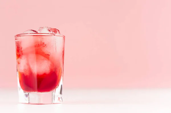 Exquisite Cold Red Alcoholic Liquor Ice Cubes Shot Glass Closeup — Stock Photo, Image