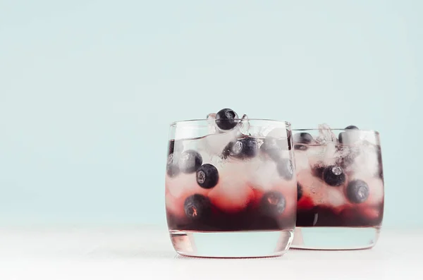 Nord Hausgemachte Liköre Zwei Gläsern Mit Eiswürfeln Blaubeere Auf Weichem — Stockfoto