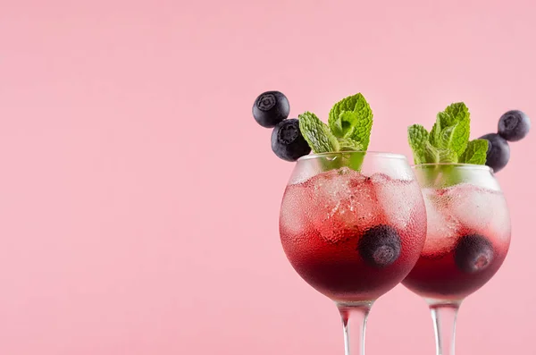 Leuchtend Rote Alkoholische Aufnahmen Zwei Weingläsern Mit Blaubeeren Eiswürfeln Grüner — Stockfoto