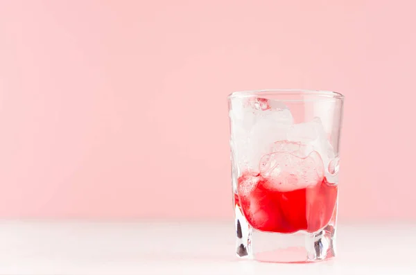 Erdbeerroter Cocktail Schnapsglas Mit Eiswürfeln Auf Weißem Holztisch Und Pastellrosa — Stockfoto