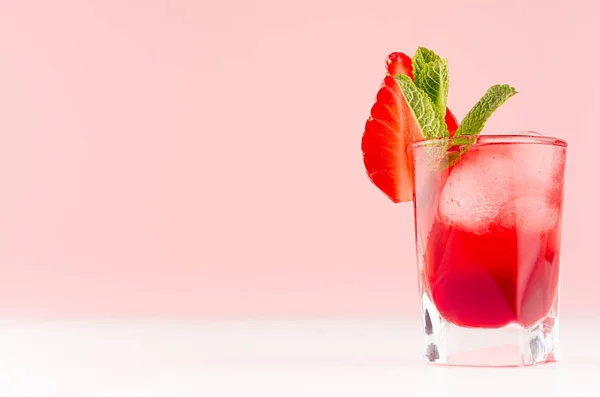 Leuchtend Rotes Alkoholisches Getränk Schnapsglas Mit Erdbeerscheibe Eiswürfeln Grüner Minze — Stockfoto