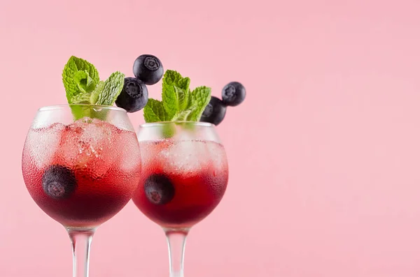 Färska Sommar Saftiga Cocktails Två Bägare Med Isbitar Blåbär Grön — Stockfoto