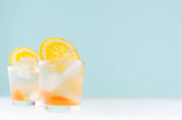 Bebidas Alcoólicas Frescas Verão Com Licor Laranjas Cubos Gelo Vidro — Fotografia de Stock