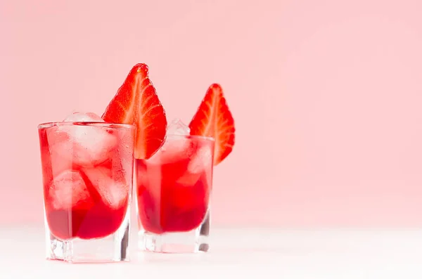 Sweet Red Alkoholhaltiga Cocktails Med Isbitar Jordgubbs Skiva Två Snapsglas — Stockfoto