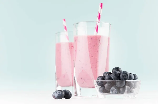 Batidos Violeta Con Arándanos Tazón Paja Rayada Elegante Primer Plano —  Fotos de Stock