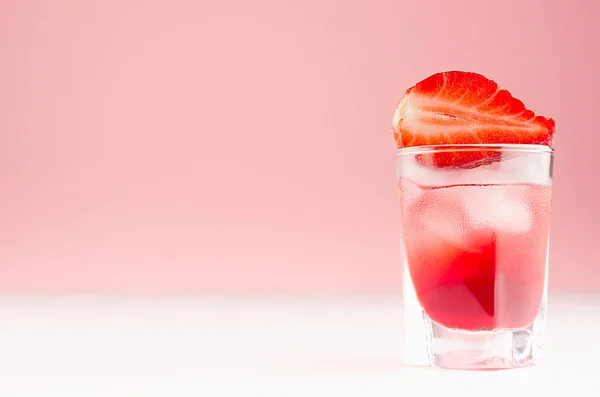 Fresca Estate Fragola Limonata Fatta Casa Bicchierino Con Cubetti Ghiaccio — Foto Stock