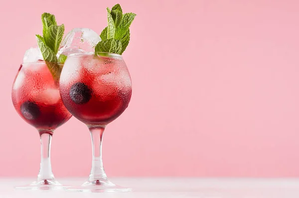 Exquisite Rote Alkoholische Aufnahmen Von Süßem Beerenlikör Mit Eiswürfeln Blaubeere — Stockfoto