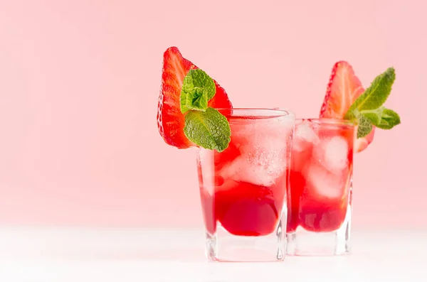 Frischer Roter Fruchtcocktail Mit Eiswürfeln Erdbeerscheibe Grüner Minze Eleganten Vernebelten — Stockfoto