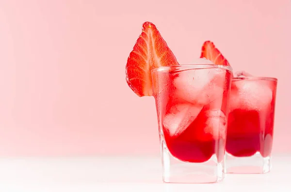 Rote Hausgemachte Liköre Zwei Schnapsgläsern Mit Eiswürfeln Erdbeerscheibe Auf Weichem — Stockfoto