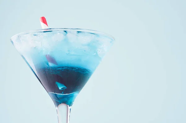 Zomer Blauwe Cocktail Met Curacao Veld Wineglass Met Rode Stro — Stockfoto