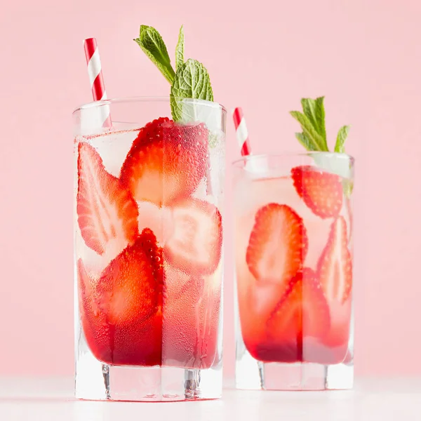Cold Healthy Fruit Beverage Strawberry Green Mint Ice Straw Misted — Stock Photo, Image