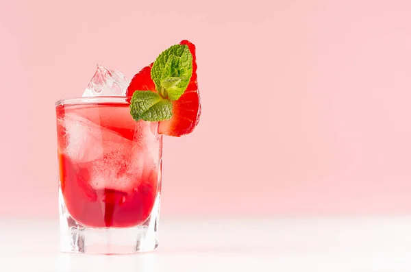 Süßer Roter Alkoholischer Cocktail Mit Eiswürfeln Erdbeerscheibe Grüner Minze Schnapsglas — Stockfoto