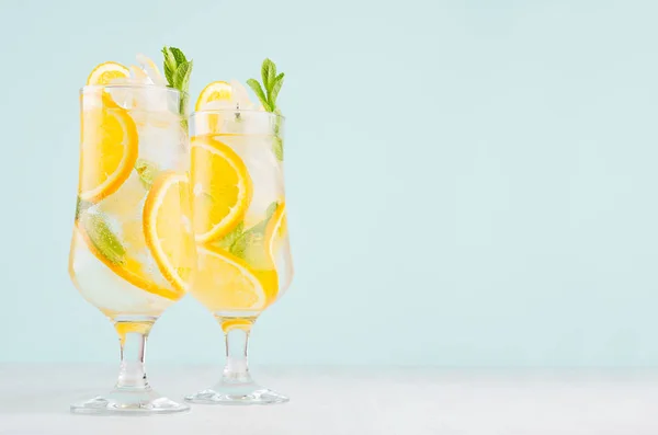 Gesunde Frische Orangen Cocktail Mit Geschnittenen Früchten Eiswürfeln Grüner Minze — Stockfoto