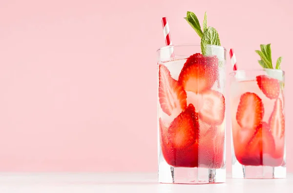 Limonata Fragole Fatta Casa Con Menta Verde Cubetti Ghiaccio Paglia — Foto Stock