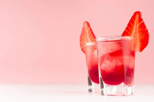Sommerfrische Rote Cocktails Schnapsgläsern Mit Eiswürfeln Erdbeerscheibe Auf Weißem Holztisch — Stockfoto