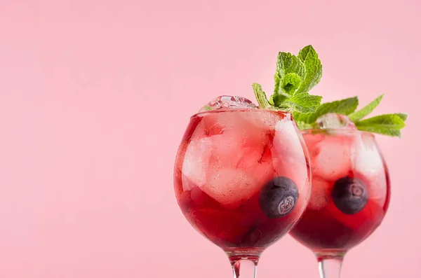 Cocktail Frutta Fresca Fredda Due Eleganti Calici Con Cubetti Ghiaccio — Foto Stock