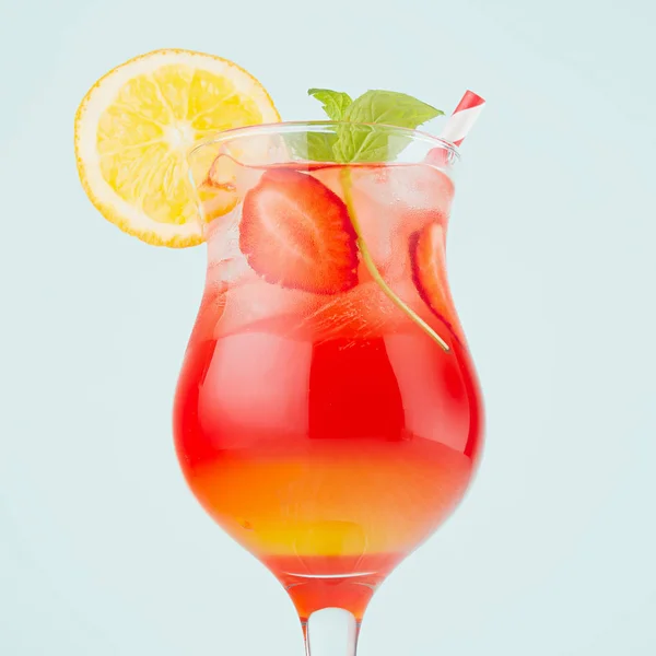 Bevanda Fresca Fredda Strisce Alcool Alba Con Arancia Fragola Ghiaccio — Foto Stock