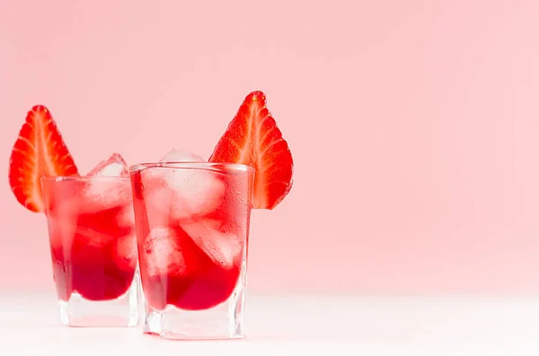Frische Sommer Erdbeer Hausgemachte Cocktails Zwei Schnapsgläsern Mit Eiswürfeln Erdbeerscheibe — Stockfoto
