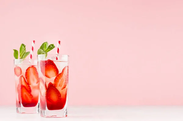 Kalte Gesunde Fruchtgetränke Mit Erdbeere Grüner Minze Eis Stroh Nebelglas — Stockfoto
