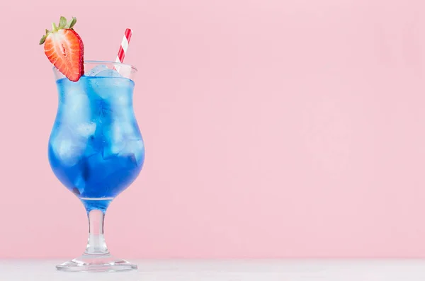 Cocktail Curaçao Bleu Fruits Frais Été Avec Tranche Fraise Glaçons — Photo