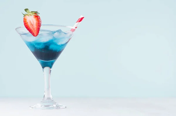 Bebida Azul Verão Com Curaçao Cubos Gelo Palha Vermelha Morango — Fotografia de Stock