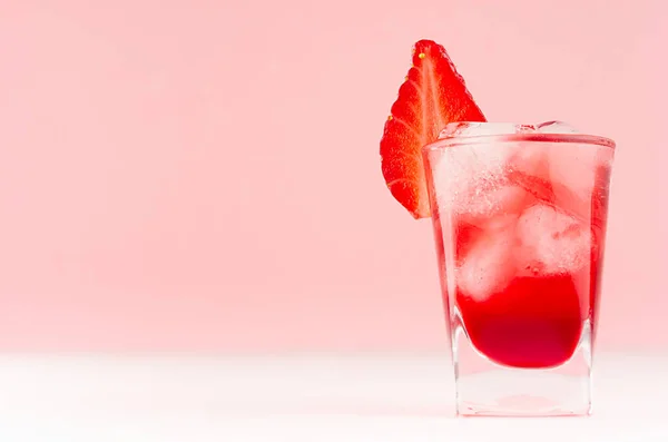 Cóctel Fruta Roja Fresca Con Cubitos Hielo Rebanada Fresa Elegante —  Fotos de Stock