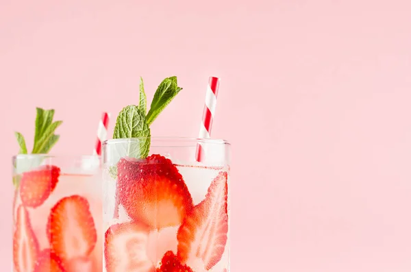 Hausgemachte Erdbeer Limonade Mit Grüner Minze Eiswürfel Stroh Vernebelter Glasnahaufnahme — Stockfoto