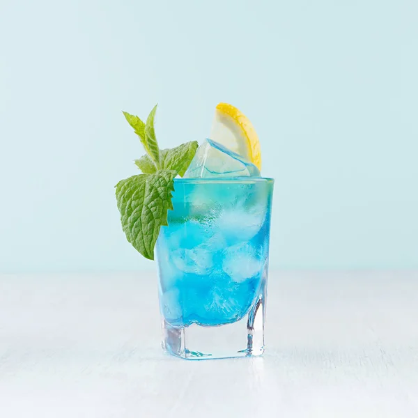 Tropikalna Plaża Alkohol Niebieski Napój Curacao Alkohol Cytryna Plasterek Lód — Zdjęcie stockowe