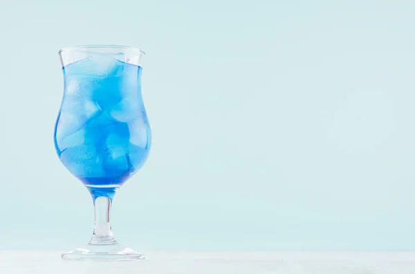 Blue Beach Kaltes Alkoholgetränk Mit Curaçao Likör Eiswürfel Eleganten Weinglas — Stockfoto