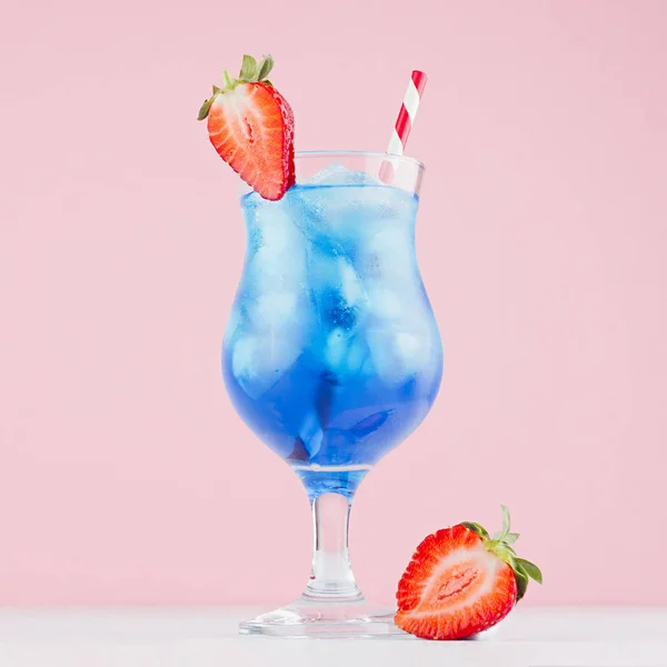 Verão Fresco Fruta Azul Curaçao Cocktail Com Fatia Morango Cubos — Fotografia de Stock