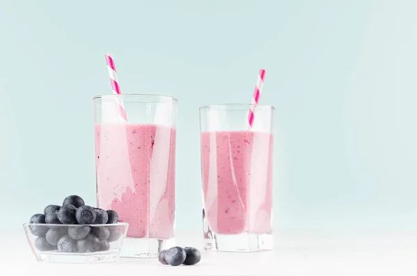 Dos Bebidas Desintoxicación Leche Violeta Con Pajitas Rayadas Arándanos Maduros —  Fotos de Stock