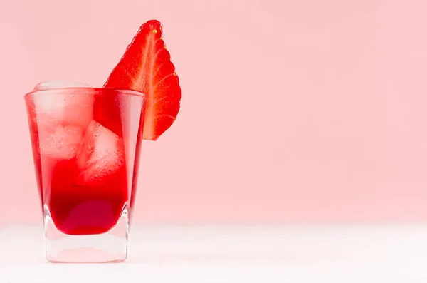 Färsk Kall Röd Sommarfrukt Cocktail Med Isbitar Och Jordgubbs Bit — Stockfoto