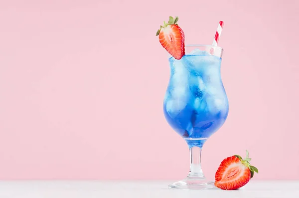 Bevanda Alcolica Blu Estiva Con Liquore Curacao Cubetti Ghiaccio Fetta — Foto Stock