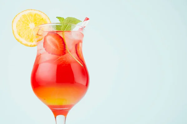 Estate Fresca Righe Rosse Cocktail Giallo Con Arance Ghiaccio Fragola — Foto Stock