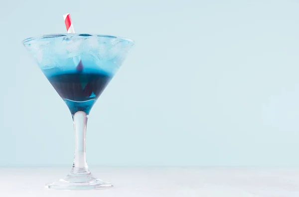 Verse Blauwe Alcohol Cocktail Met Ijsblokjes Rode Stro Veld Wineglass — Stockfoto