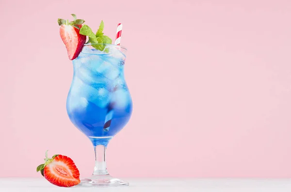 Exotische Alcohol Koude Blauwe Cocktail Met Curacao Liquor Ijs Aardbei — Stockfoto
