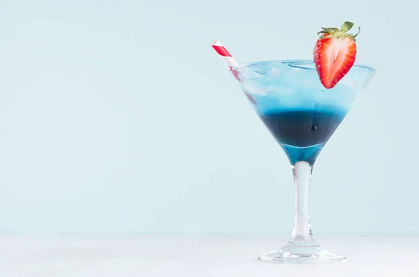 Bebida Azul Tropical Fria Com Gelo Palha Vermelha Morango Vinho — Fotografia de Stock