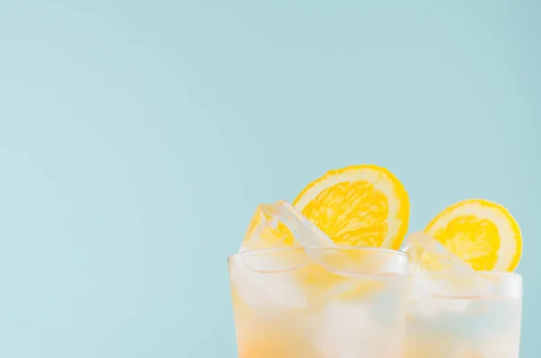 オレンジ 柔らかい光パステルブルーの背景に氷 クローズアップ トップ エッジ 詳細と夏の新鮮な冷たいカクテル — ストック写真