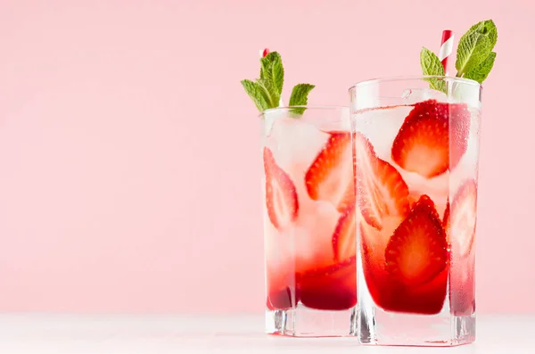 딸기와 미네랄 빨대와 차가운 우아한 파스텔 인테리어 — 스톡 사진