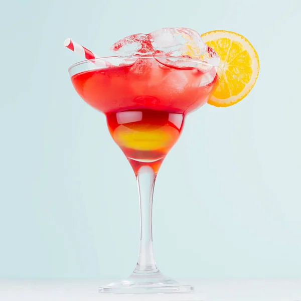 Lever Soleil Stratifié Rouge Boissons Jaunes Avec Orange Paille Glaçons — Photo