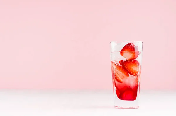 Cocktail Estivo Fragole Fresche Con Liquore Rosso Fette Bacca Cubetti — Foto Stock