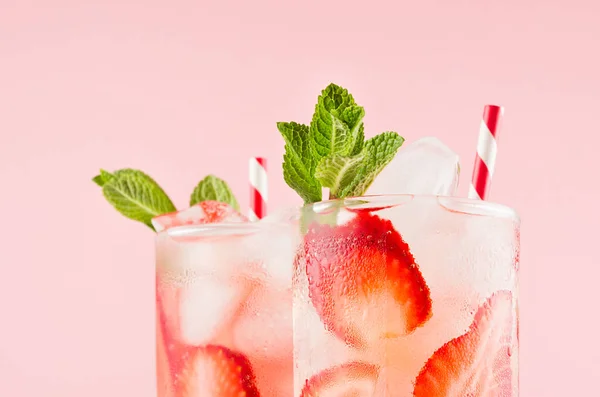 Verse Aardbeien Cocktail Met Gekruide Bessen Ijsblokjes Mint Gestreept Stro — Stockfoto