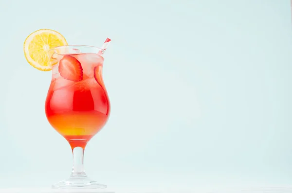 Leuchtend Geschichteter Roter Gelber Alkoholcocktail Mit Orangenscheibe Stroh Eis Erdbeere — Stockfoto