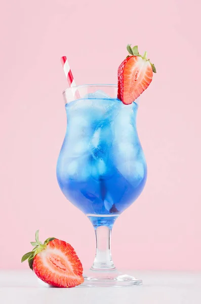 Bevanda Alcolica Fredda Spiaggia Blu Con Liquore Curacao Cubetti Ghiaccio — Foto Stock