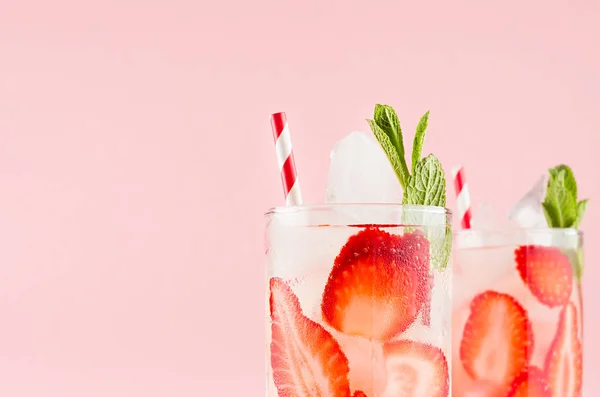 Sommer Frischer Kalter Cocktail Mit Erdbeere Grüner Minze Eis Stroh — Stockfoto